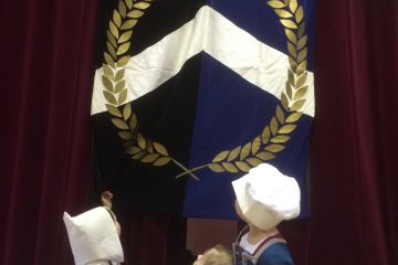 Barn vid Nordmarks vapen under Nordmarks Universitet AS L