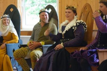 Fursteparet av Nordmark och det nya kungaparet av Drachenwald vid deras kröning i juli 2016